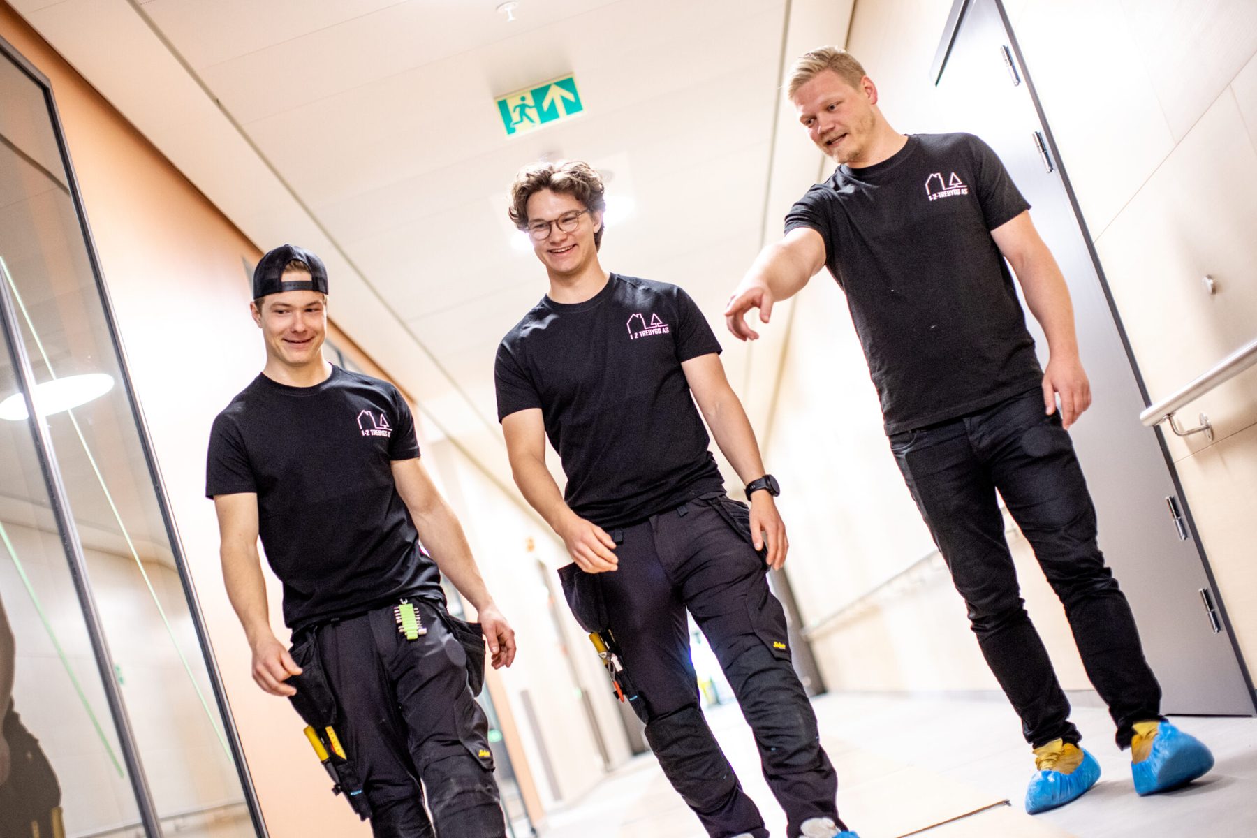 Fagfolk fra 1-2-Trebygg på befaring