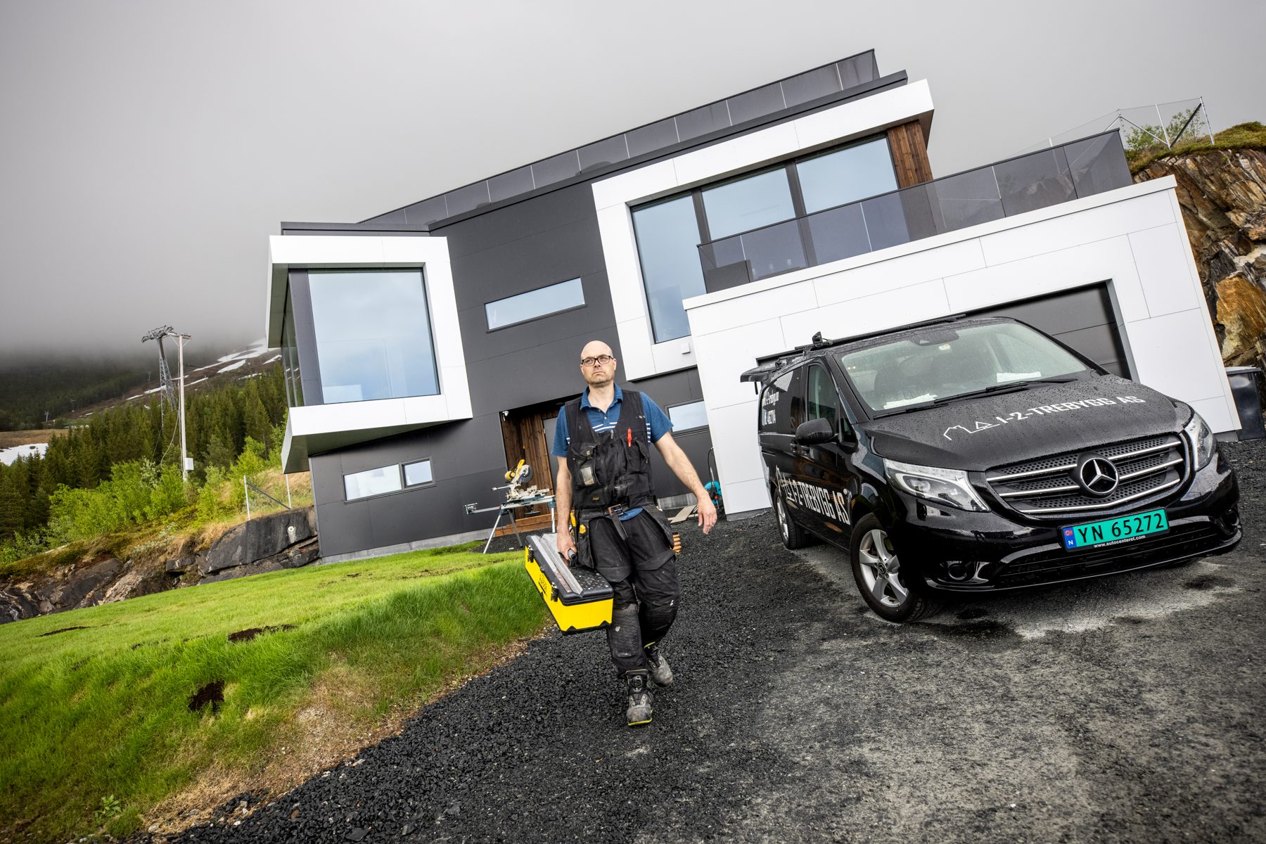 Moderne enebolig bygget av 1-2-Trebygg, med firmabilen i innkjørselen