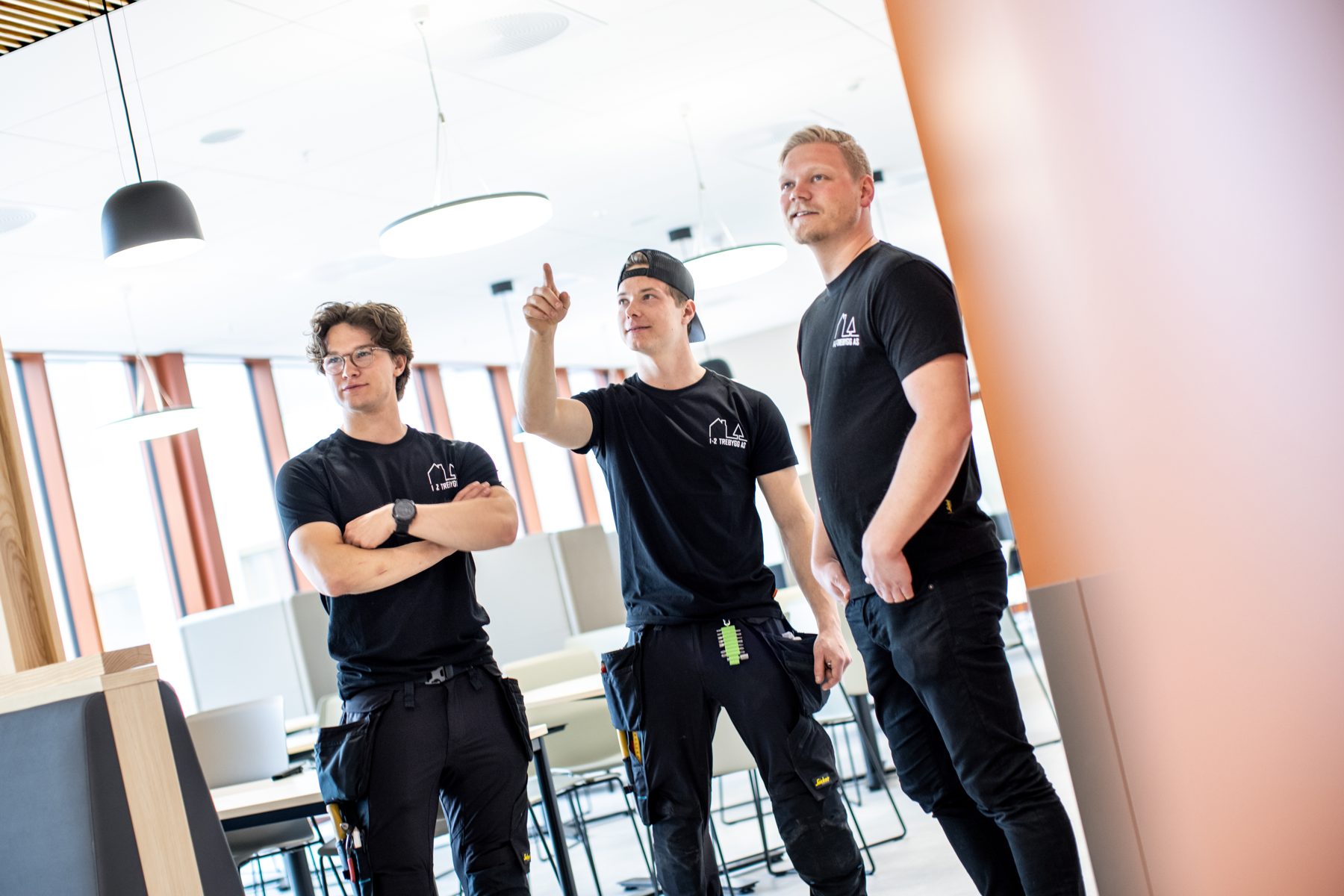 Fagfolk fra 1-2-Trebygg i ferdigstilte lokaler