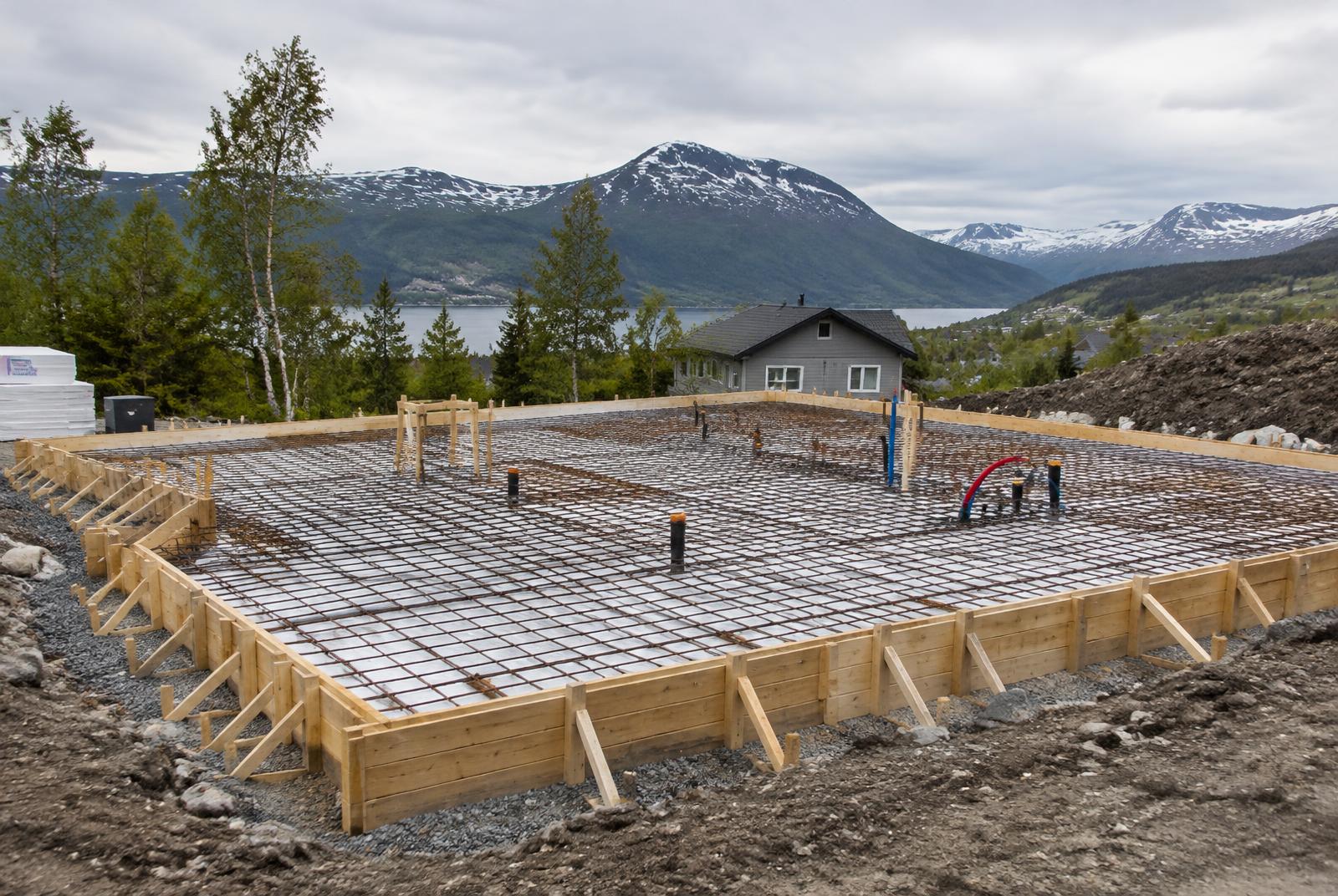 Forskaling og armering for plate på mark
