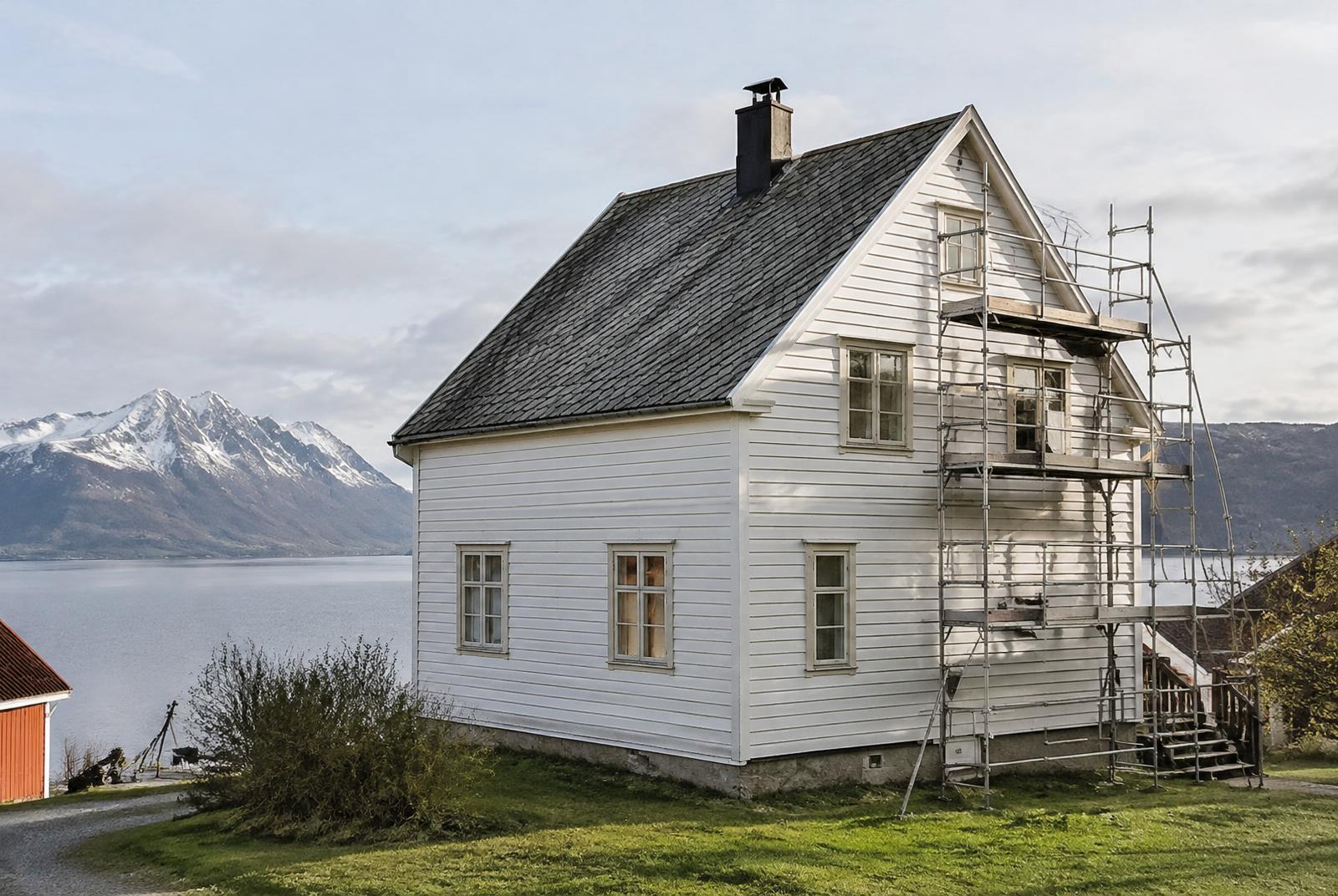 Tradisjonelt trehus under restaurering